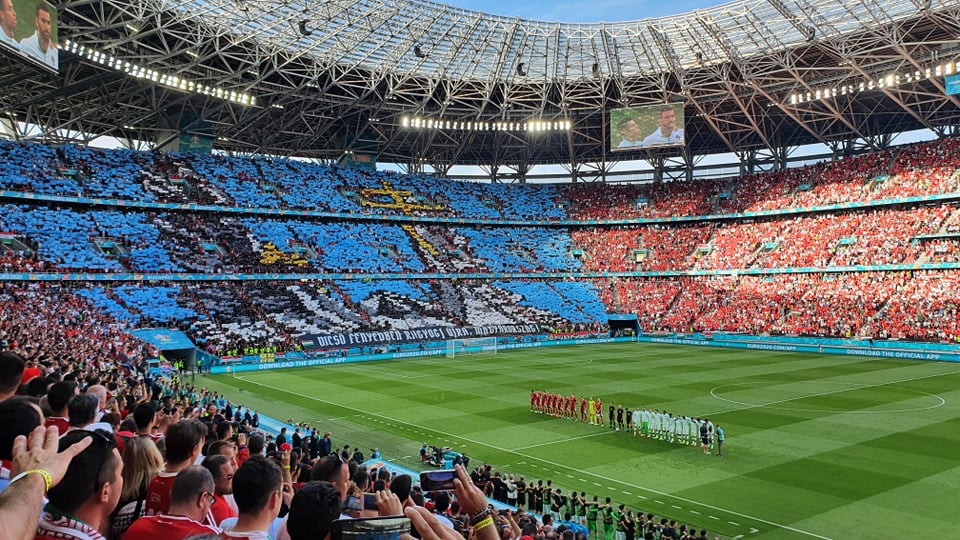 Futballszurkoló vagyok, ide lőjetek!